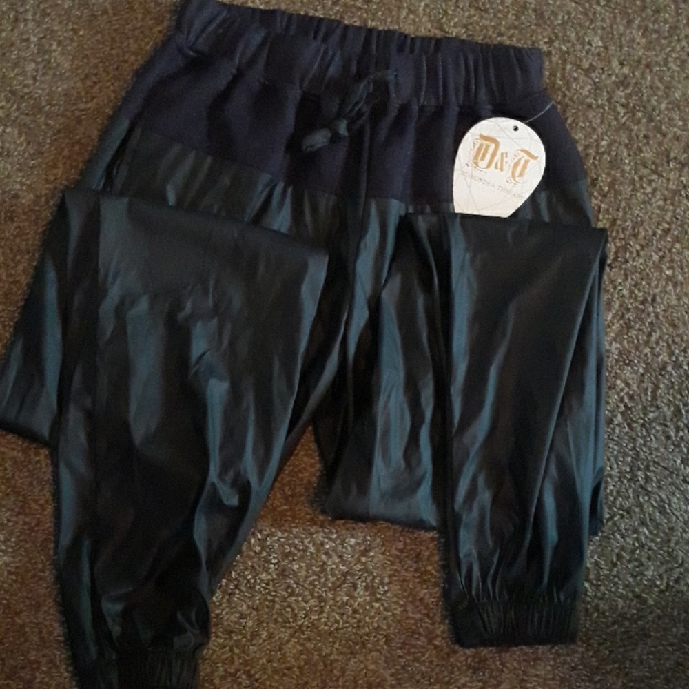 Track pants - Picture 2 of 3